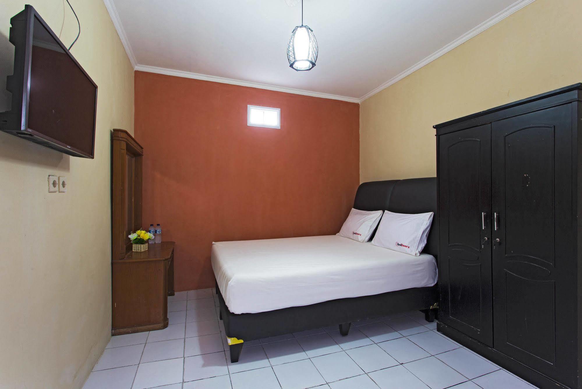 Reddoorz @ Pesanggrahan Mencil Bagian luar foto