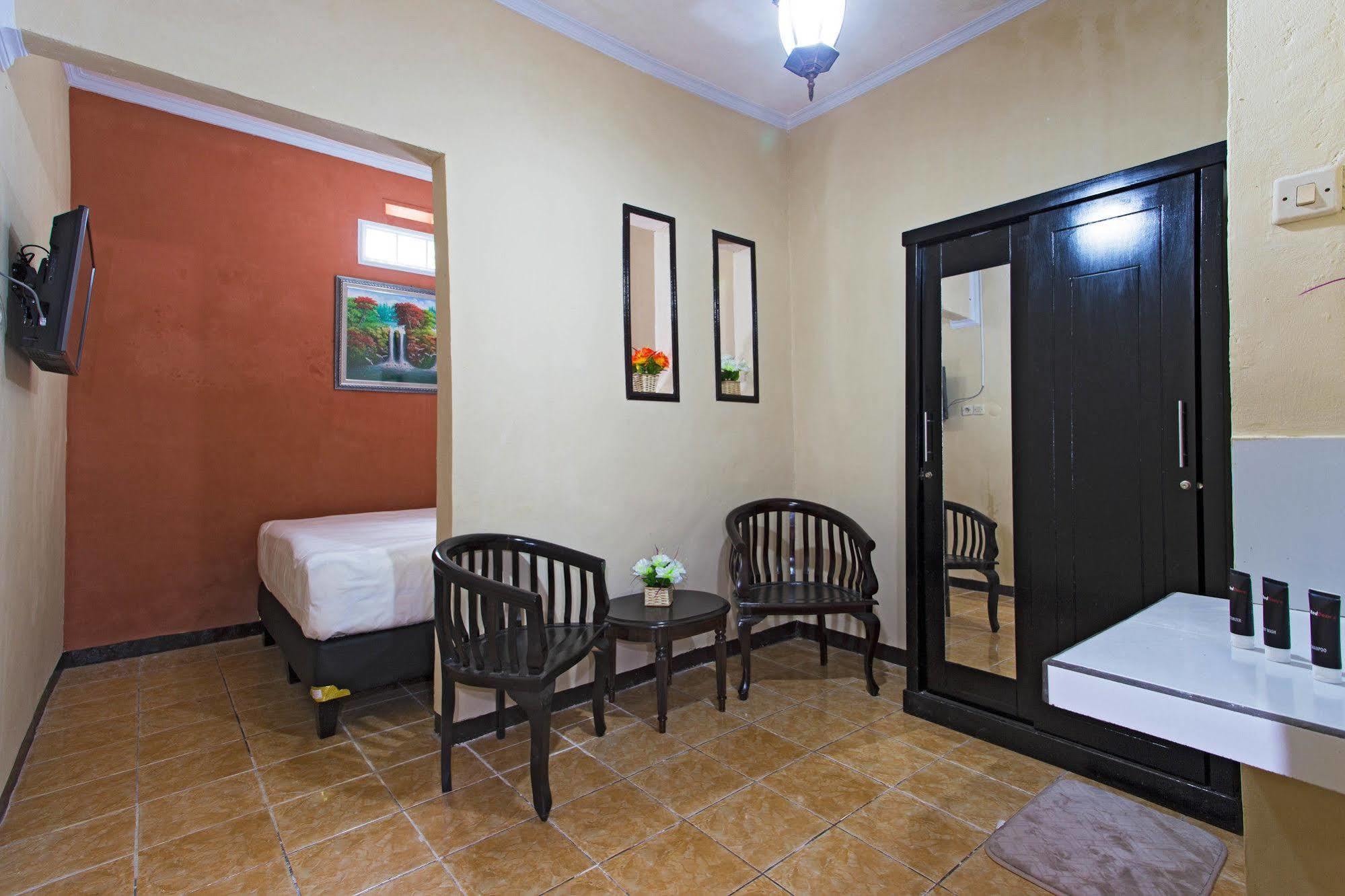 Reddoorz @ Pesanggrahan Mencil Bagian luar foto